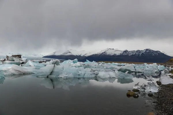 Uma Bela Vista Icebergs Flutuando Famoso Lago Glacial Islândia Jokulsarlon — Fotografia de Stock