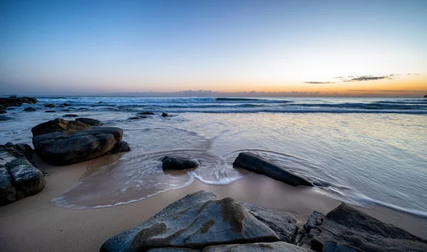 Faszinierende Aufnahme Eines Sandstrandes Hintergrund Des Sonnenuntergangs — Stockfoto