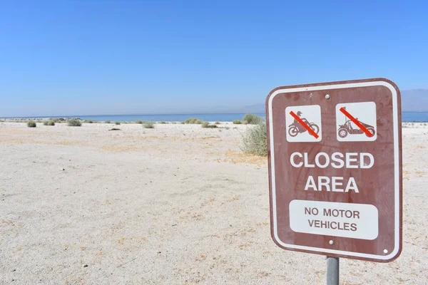 海滩上的封闭区域标志 — 图库照片