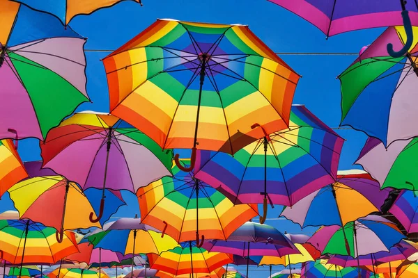 Parapluies Couleur Arc Ciel Suspendus Sur Fond Ciel Bleu — Photo