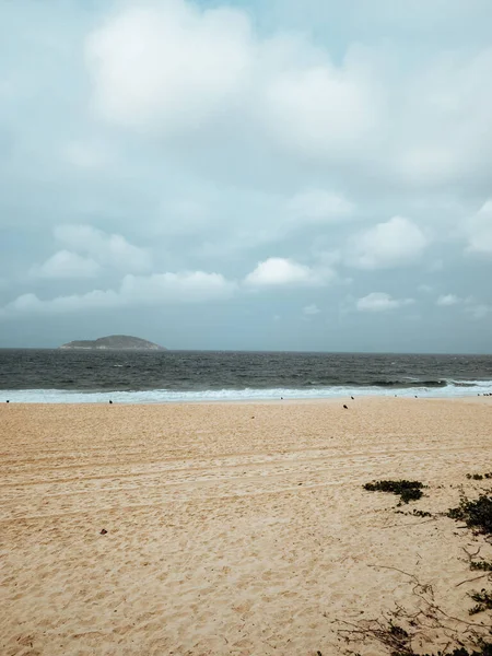 브라질 리우데자네이루의 구름낀 바다위로 해변을 수직으로 — 스톡 사진