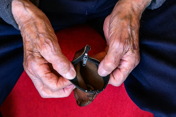 Tiro Perto Homem Mais Velho Segurando Uma Bolsa Vazia — Fotografia de Stock