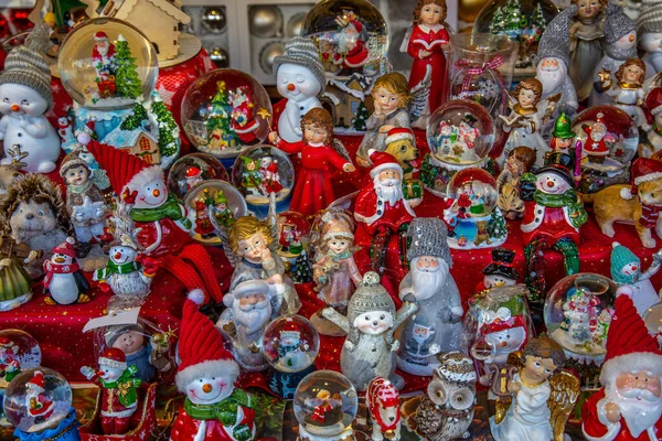 Detailní Záběr Odrůd Drobných Vánočních Figurek Vystavených Tržišti — Stock fotografie