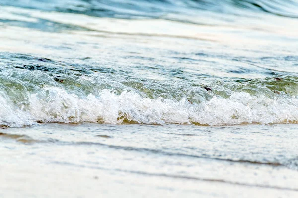 해변을 강타하는 아름다운 물결의 — 스톡 사진