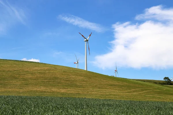 Eine Wunderschöne Landschaft Windräder Auf Einem Hügel — Stockfoto