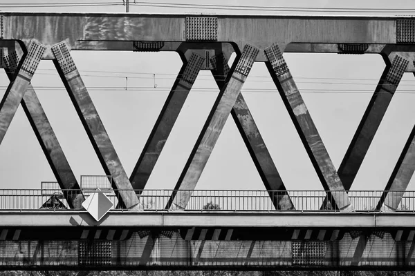 Una Toma Escala Grises Una Parte Puente Colgante Sobre Río — Foto de Stock