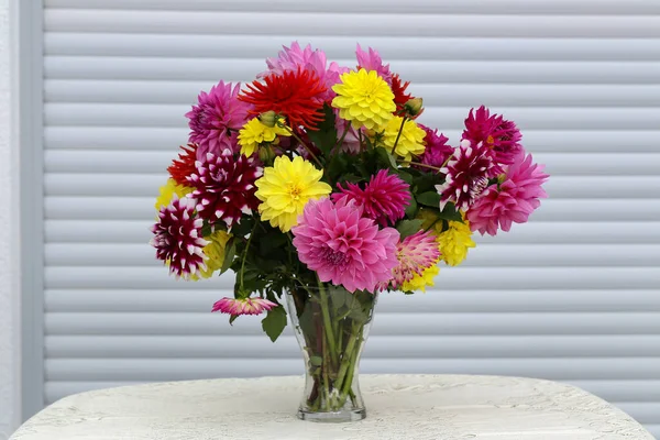 Egy Váza Gyönyörű Színes Virágokkal — Stock Fotó