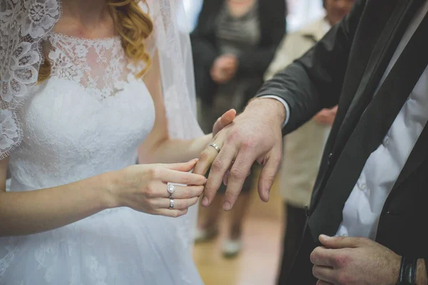 Νύφη Και Γαμπρός Βάζουν Δαχτυλίδια Ένας Στα Δάχτυλα Του Άλλου — Φωτογραφία Αρχείου