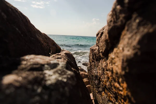 Una Vista Ipnotizzante Dell Oceano Attraverso Rocce Bagnate — Foto Stock