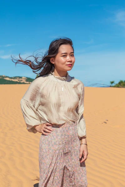 Egy Függőleges Felvétel Egy Fiatal Ázsiai Hölgyről Aki Homokos Parton — Stock Fotó