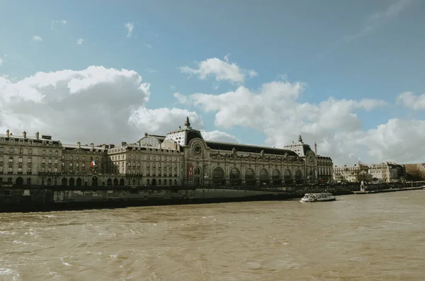 フランス 2020年9月16日 素敵な青空の日に海の川とフランスのパリの博物館の建物の美しい風景のショット — ストック写真