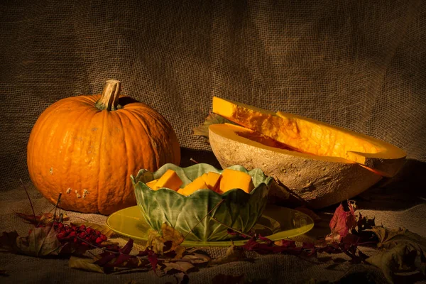 Rijpe Pompoenen Herfstbladeren Een Zak Achtergrond — Stockfoto