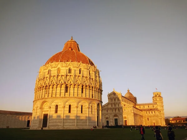 Gün Batımında Talya Cattedrale Pisa Nın Düşük Açılı Çekimi — Stok fotoğraf