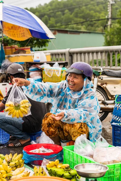 Phu Quoc Vietnam 2019 Augusztus Egy Mosolygós Női Kereskedő Kiszolgálja — Stock Fotó