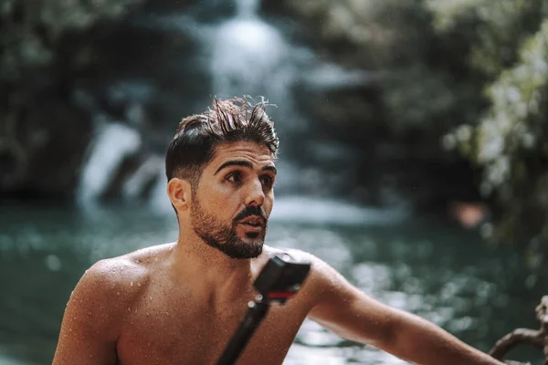 Ένα Κοντινό Πορτραίτο Ενός Ελκυστικού Καυκάσου Αφού Κολύμπησε Μια Λίμνη — Φωτογραφία Αρχείου
