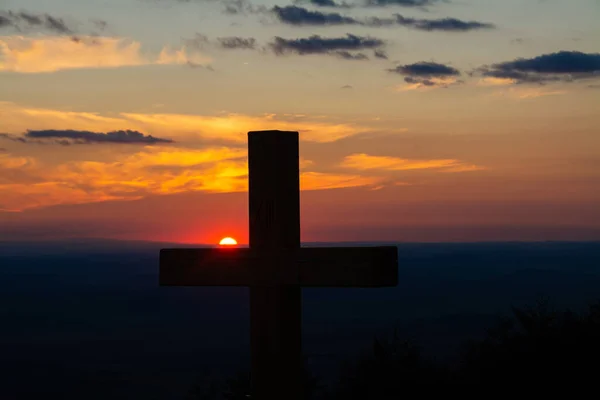 Schöne Aussicht Auf Eine Landschaft Mit Einem Holzkreuz Bei Sonnenuntergang — Stockfoto