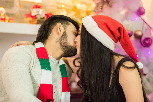 Tiro Foco Seletivo Jovem Casal Beijando Enquanto Celebra Natal — Fotografia de Stock