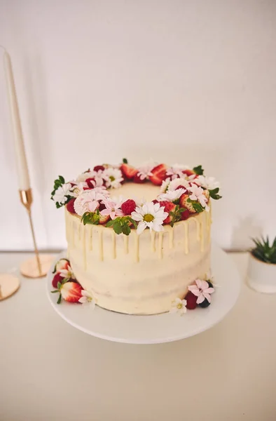 Disparo Vertical Hermoso Pastel Boda Blanco Con Crema Blanca Bayas — Foto de Stock