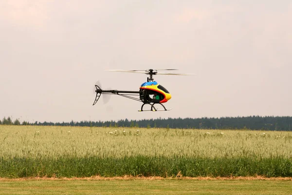 Selektivní Záběr Helikoptéry Nad Velkou Farmou — Stock fotografie
