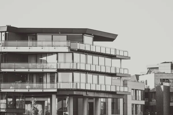 Graustufenaufnahme Eines Modernen Gebäudes — Stockfoto