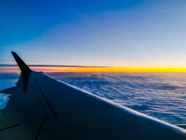 Een Close Van Vleugel Van Een Vliegtuig Vliegen Boven Bewolkte — Stockfoto