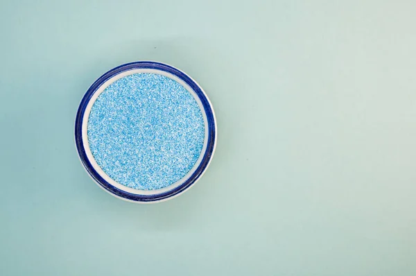 Вид Сверху Голубой Песок Фарфоровой Чаше Белой Поверхности — стоковое фото