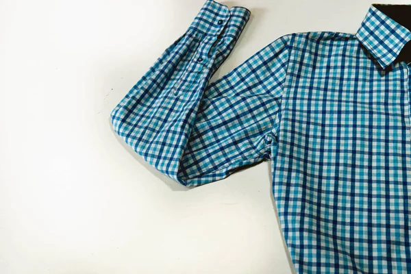 白い表面に青い市松模様のシャツの高角度ショット — ストック写真