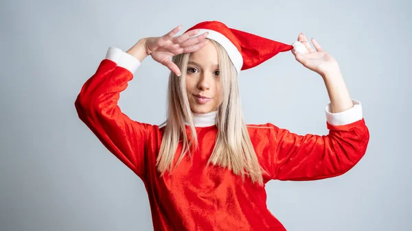 Una Joven Hembra Pelo Rubio Posando Disfraz Santa Claus Fondo — Foto de Stock