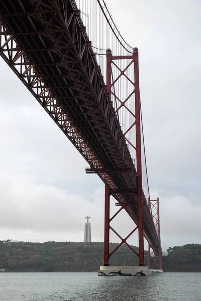Захватывающий Снимок Моста Апреля Лиссабоне Португалия — стоковое фото