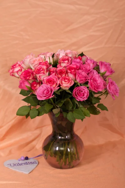 Vertikální Záběr Růžových Růží Skleněné Váze Nápisem Valentina — Stock fotografie