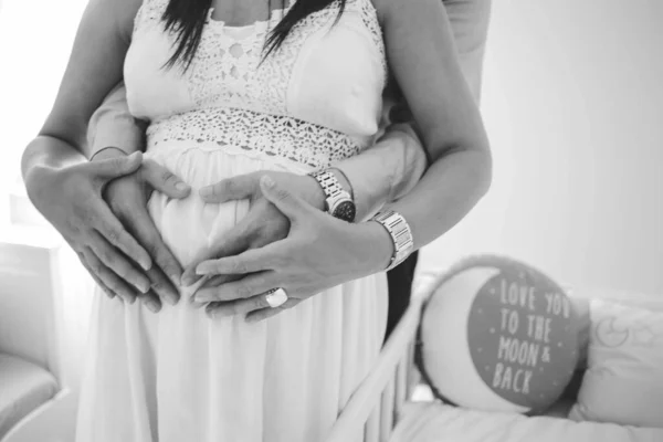 Grayscale Shot Pregnant Lady His Husband Hugging Her Back — Stock fotografie