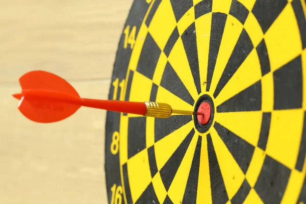 Közelkép Egy Nyíl Közepén Dartboard Üzleti Cél Koncepció — Stock Fotó