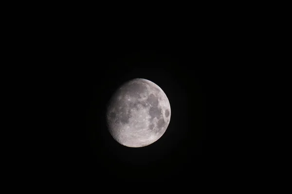 Eine Nahaufnahme Des Wachsenden Gibbous Moon Isoliert Auf Dunklem Himmelshintergrund — Stockfoto