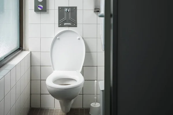 Łazienka Białymi Ścianami Białą Toaletą — Zdjęcie stockowe