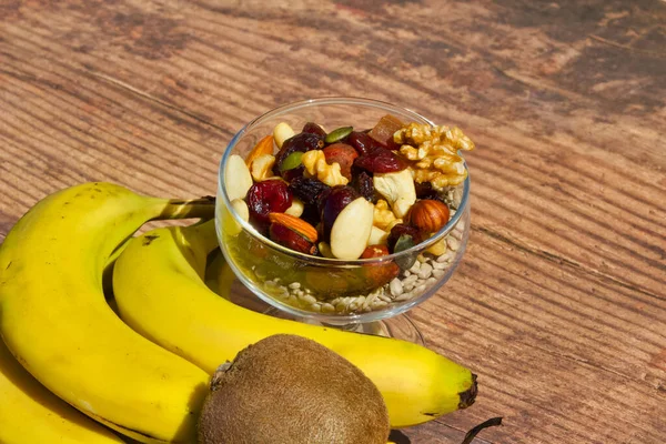 Een Close Shot Van Noten Gedroogde Vruchten Naast Bananen Kiwi — Stockfoto