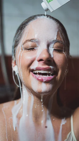 Süt Banyosu Için Başından Aşağı Süt Döken Güzel Bir Genç — Stok fotoğraf
