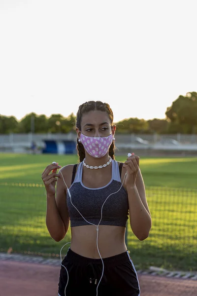 Plan Sélectif Une Jeune Femme Masquée Écoutant Musique Dans Parc — Photo