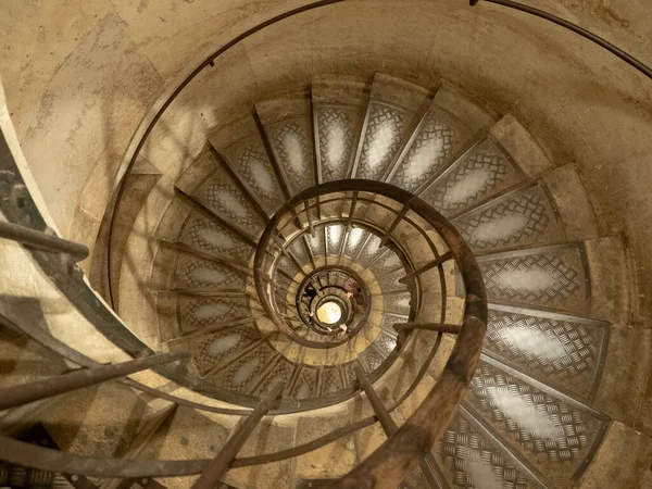 Una Escalera Espiral Mirando Hacia Abajo Dentro Del Arco Del — Foto de Stock