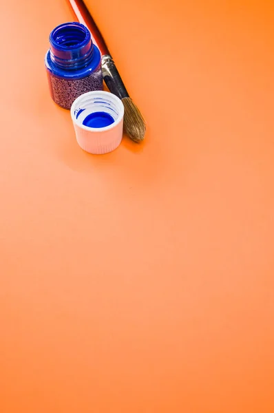 아크릴 페인트의 클로즈업 오렌지 표면에 페인트 — 스톡 사진