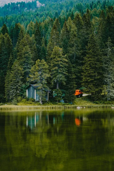 Hermoso Plano Vertical Del Paisaje Rural Junto Lago — Foto de Stock