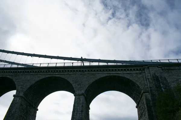 Een Lage Hoek Opname Van Menai Suspension Bridge Bangor Noord — Stockfoto