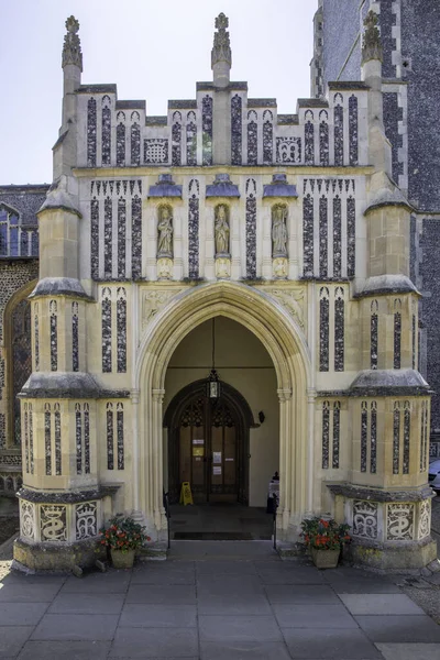 Woodbridge イギリス 2020年8月7日 ウッドブリッジのサフォーク町にある聖マリア聖母教会の入り口 — ストック写真