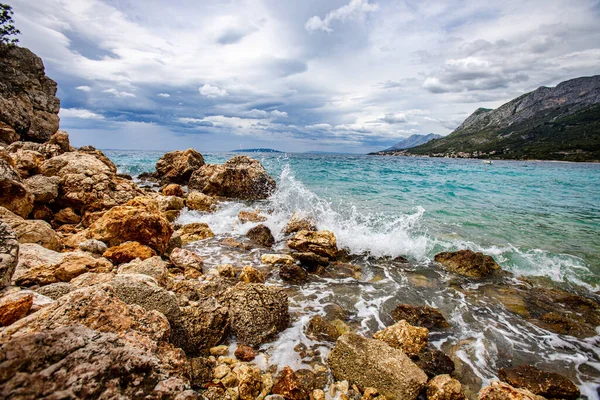 Largo Tiro Uma Costa Gradac Dia Nublado Mar Adriático Croácia — Fotografia de Stock