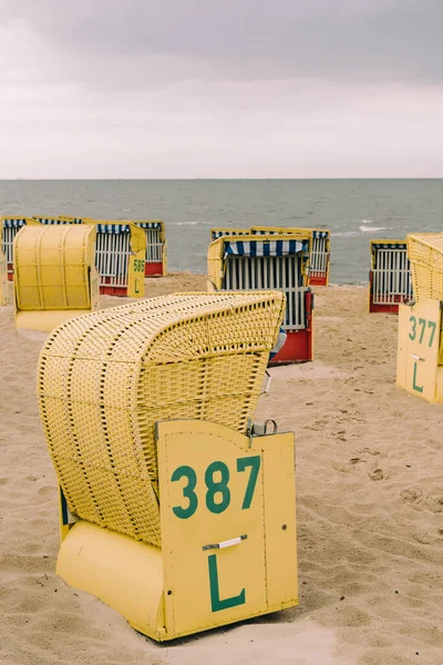 Zakapturzone Krzesła Plażowe Plaży Cuxhaven Pochmurny Dzień Lata Cuxhaven Niemcy — Zdjęcie stockowe