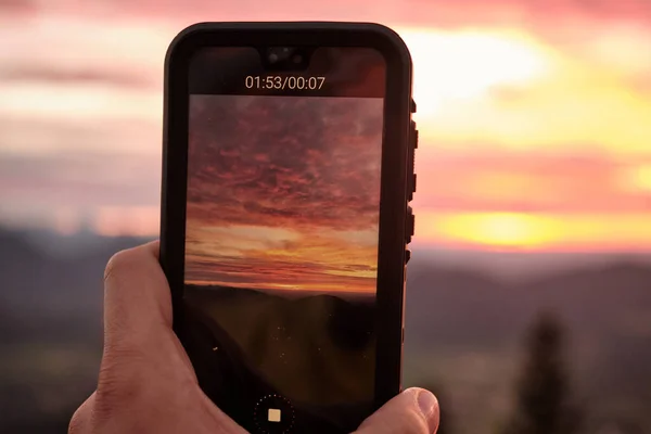 Teléfono Inteligente Una Mano Tomando Una Foto Colorido Atardecer Escénico — Foto de Stock