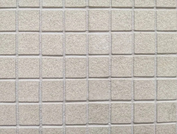 小さなベージュのモザイクタイルに覆われた壁の閉鎖 — ストック写真