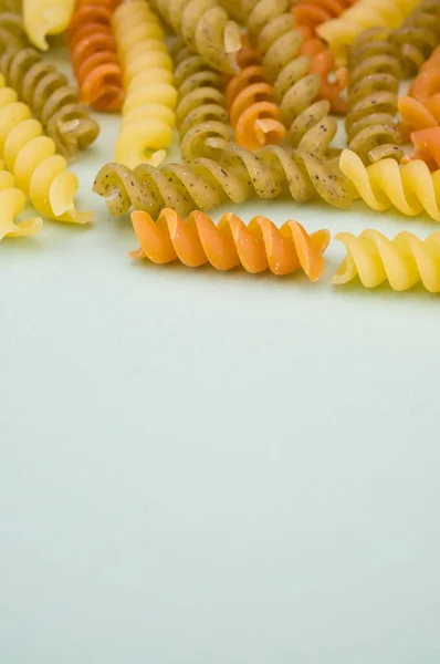 Укол Цельной Пшеницы Дурум Фузилли Сырой Итальянской Макароны Томатом Базиликом — стоковое фото