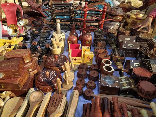 手作りの木のお土産がたくさん並ぶテーブル — ストック写真