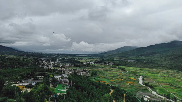 Bulutlu Bir Günde Kırsal Bir Bölgenin Yüksek Açılı Görüntüsü — Stok fotoğraf