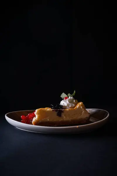 Вертикальный Снимок Чизкейка Ягодами Тёмном Фоне — стоковое фото